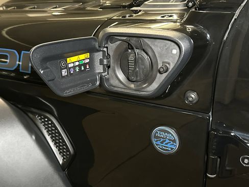Used 2022 Jeep Wrangler Unlimited Rubicon 4xe w/ Cold Weather Group AWD/4WD image 14