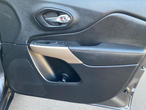 Used 2018 Jeep Cherokee Limited FWD image 48