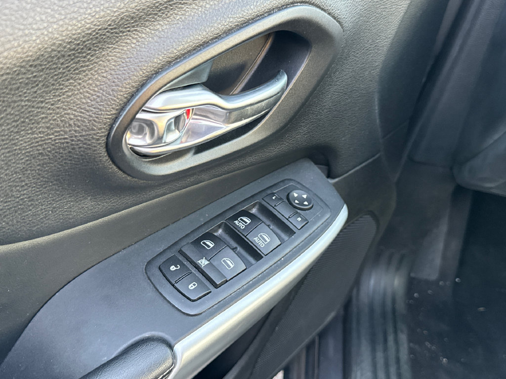 Used 2018 Jeep Cherokee Latitude Plus FWD image 23
