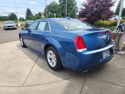 Used 2020 Chrysler 300 Touring image 3