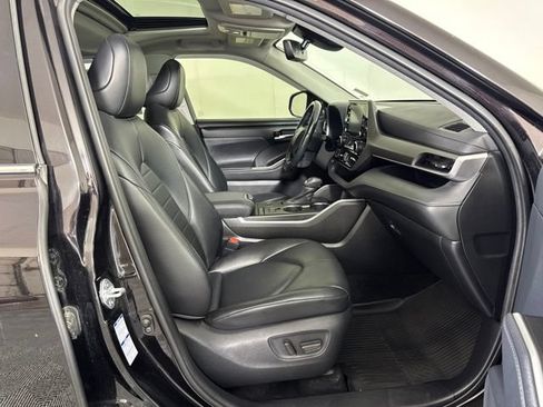 Used 2021 Toyota Highlander XLE AWD/4WD image 4