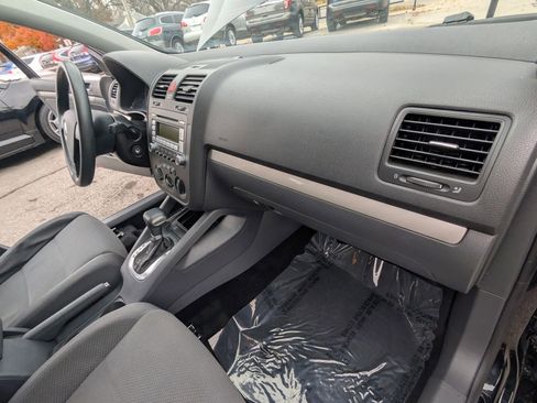 Used 2009 Volkswagen Rabbit S image 11