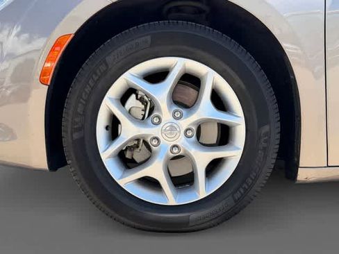 Used 2018 Chrysler Pacifica Touring Plus w/ Tire & Wheel Group FWD image 9