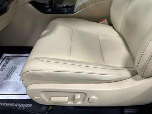 Used 2019 Toyota Highlander XLE AWD/4WD image 13