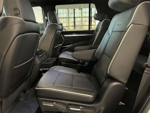 Certified 2025 Cadillac Escalade Premium Luxury image 13