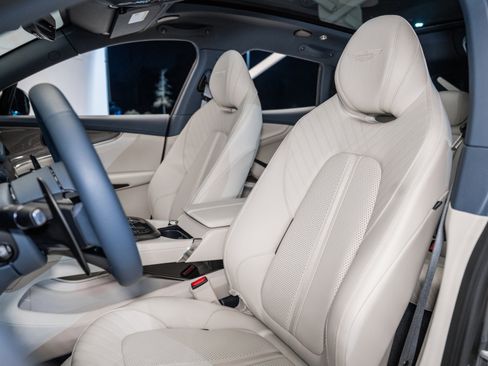 Used 2025 Aston Martin DBX 707 image 12