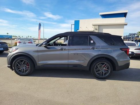 Used 2025 Ford Explorer ST image 3