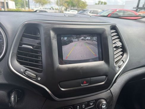 Used 2019 Jeep Cherokee Latitude w/ Cold Weather Group image 21