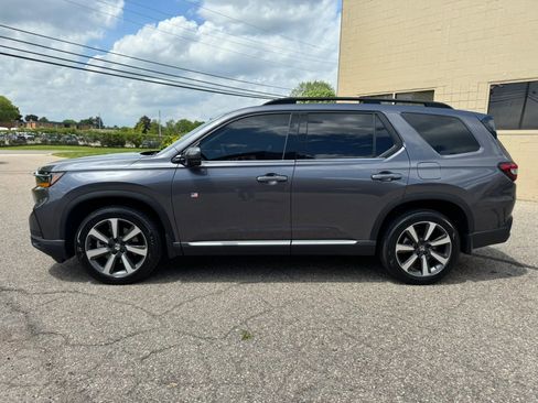 Used 2025 Honda Pilot Touring image 5