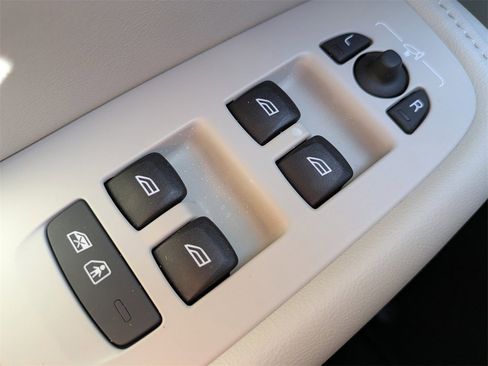 New 2026 Volvo XC60 B5 Ultra w/ Climate Package image 24