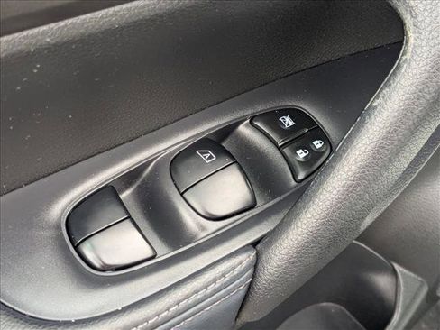 Used 2015 Nissan Rogue SV FWD image 12