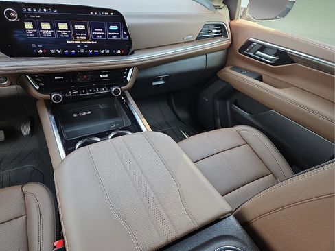 Used 2025 Chevrolet Tahoe High Country AWD/4WD image 13