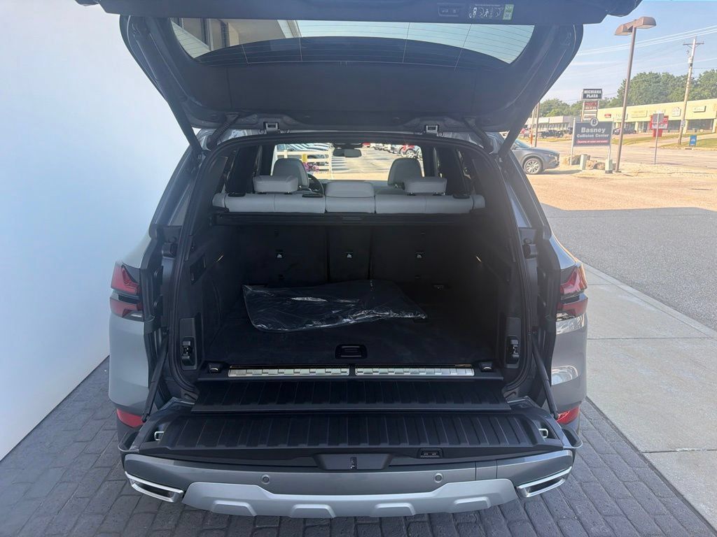 New 2026 BMW X5 xDrive50e w/ Climate Comfort Package AWD/4WD image 8
