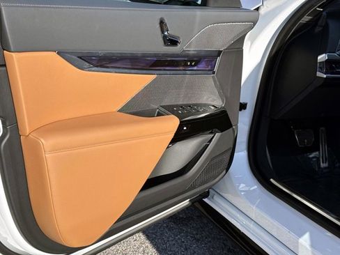 Used 2023 BMW 740i image 17