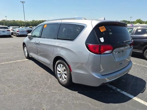 Used 2018 Chrysler Pacifica Touring-L Plus w/ Advanced Safetytec Group FWD image 3