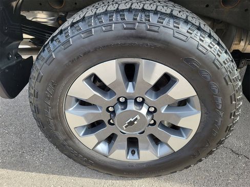 Used 2024 Chevrolet Silverado 2500 Custom w/ Custom Value Package image 5