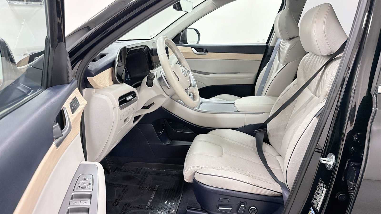 Used 2023 Hyundai Palisade Limited w/ Winter Package AWD/4WD image 13