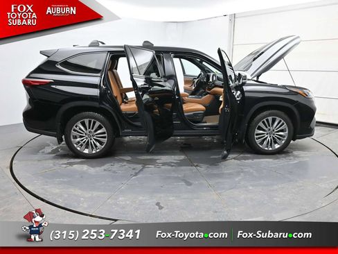 Used 2023 Toyota Highlander Platinum image 35