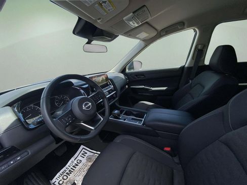 Used 2025 Nissan Pathfinder SV image 13
