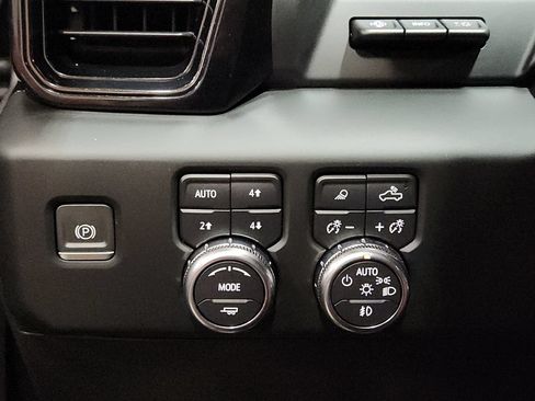 Used 2024 GMC Sierra 1500 AT4 w/ Technology Package AWD/4WD image 44