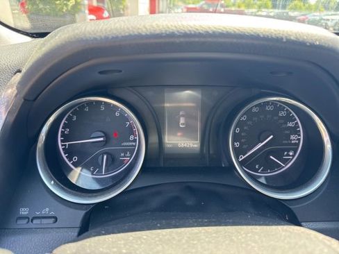 Used 2018 Toyota Camry SE FWD image 2