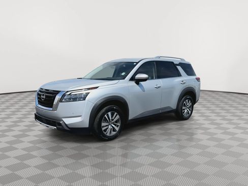 Used 2025 Nissan Pathfinder SL FWD image 4