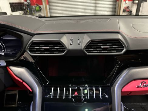 Used 2022 Lamborghini Urus image 19