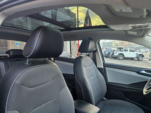 Used 2022 Volkswagen Taos SE w/ Panoramic Sunroof Package image 14