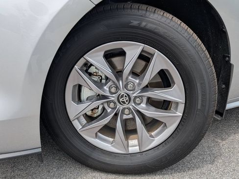 Used 2025 Toyota Sienna XLE FWD image 6
