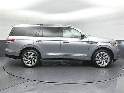 Used 2022 Lincoln Navigator Reserve image 8