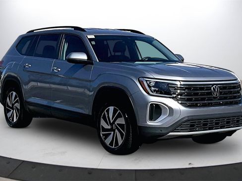 Used 2024 Volkswagen Atlas SE image 2