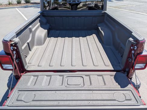 Used 2021 Jeep Gladiator Sport AWD/4WD image 29