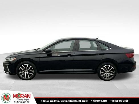 Used 2025 Volkswagen Jetta SE w/ Sunroof Package FWD image 2