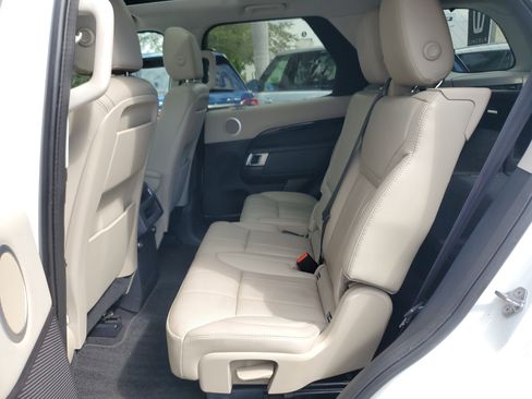 Used 2019 Land Rover Discovery SE image 10