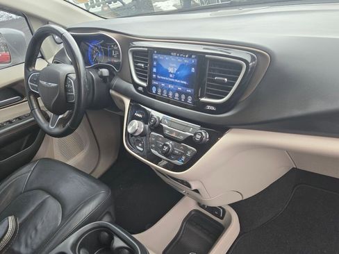 Used 2017 Chrysler Pacifica Touring-L w/ Tire & Wheel Group image 5