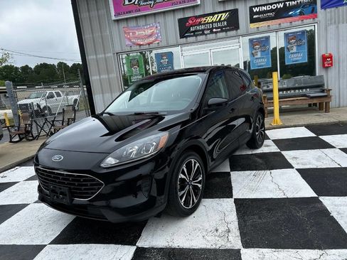 Used 2021 Ford Escape SE w/ SE Sport Appearance Package FWD image 2