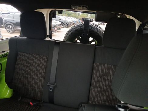 Used 2012 Jeep Wrangler Unlimited Sahara image 18