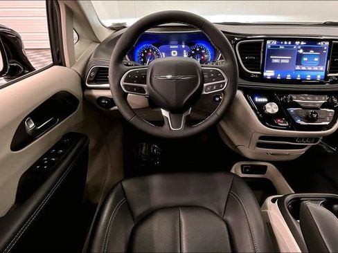 Used 2024 Chrysler Pacifica Touring-L image 6