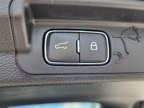 Used 2023 Ford Explorer XLT w/ Equipment Group 202A RWD image 18