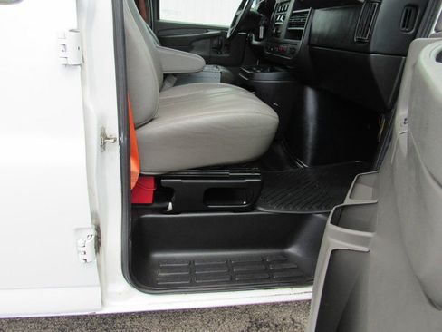 Used 2015 Chevrolet Express 2500 RWD image 13