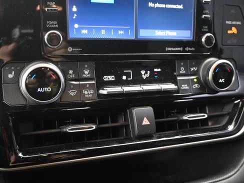 Used 2020 Toyota Highlander XLE image 14