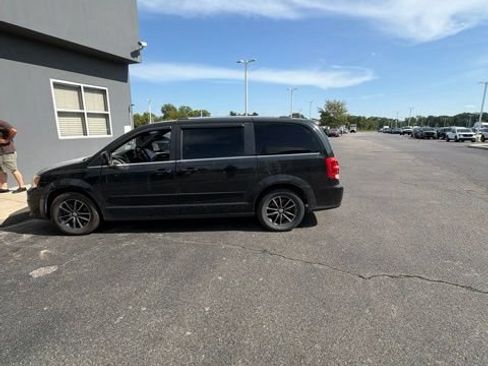 Used 2017 Dodge Grand Caravan SXT FWD image 2