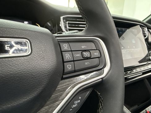 Used 2022 Jeep Wagoneer Series III w/ Premium Group I image 14