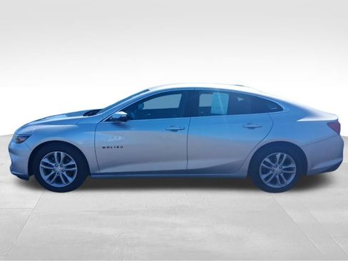 Used 2017 Chevrolet Malibu LT image 2
