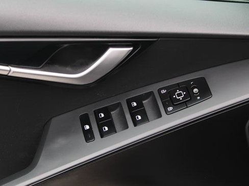 Used 2024 Kia Niro LX image 10