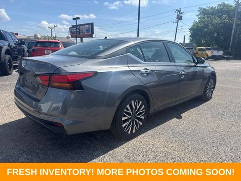 Used 2025 Nissan Altima 2.5 SV FWD image 2