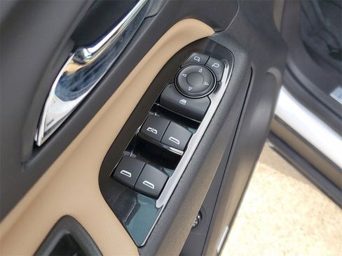 Used 2024 Chevrolet Equinox Premier image 19