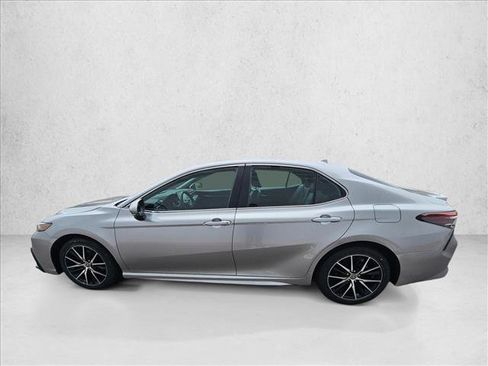 Used 2023 Toyota Camry SE image 2