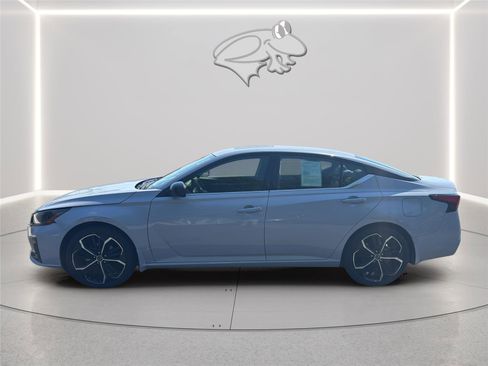 Used 2024 Nissan Altima 2.5 SR w/ SR Premium Package FWD image 2