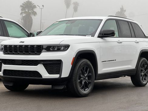 New 2026 Jeep Grand Cherokee Altitude image 8